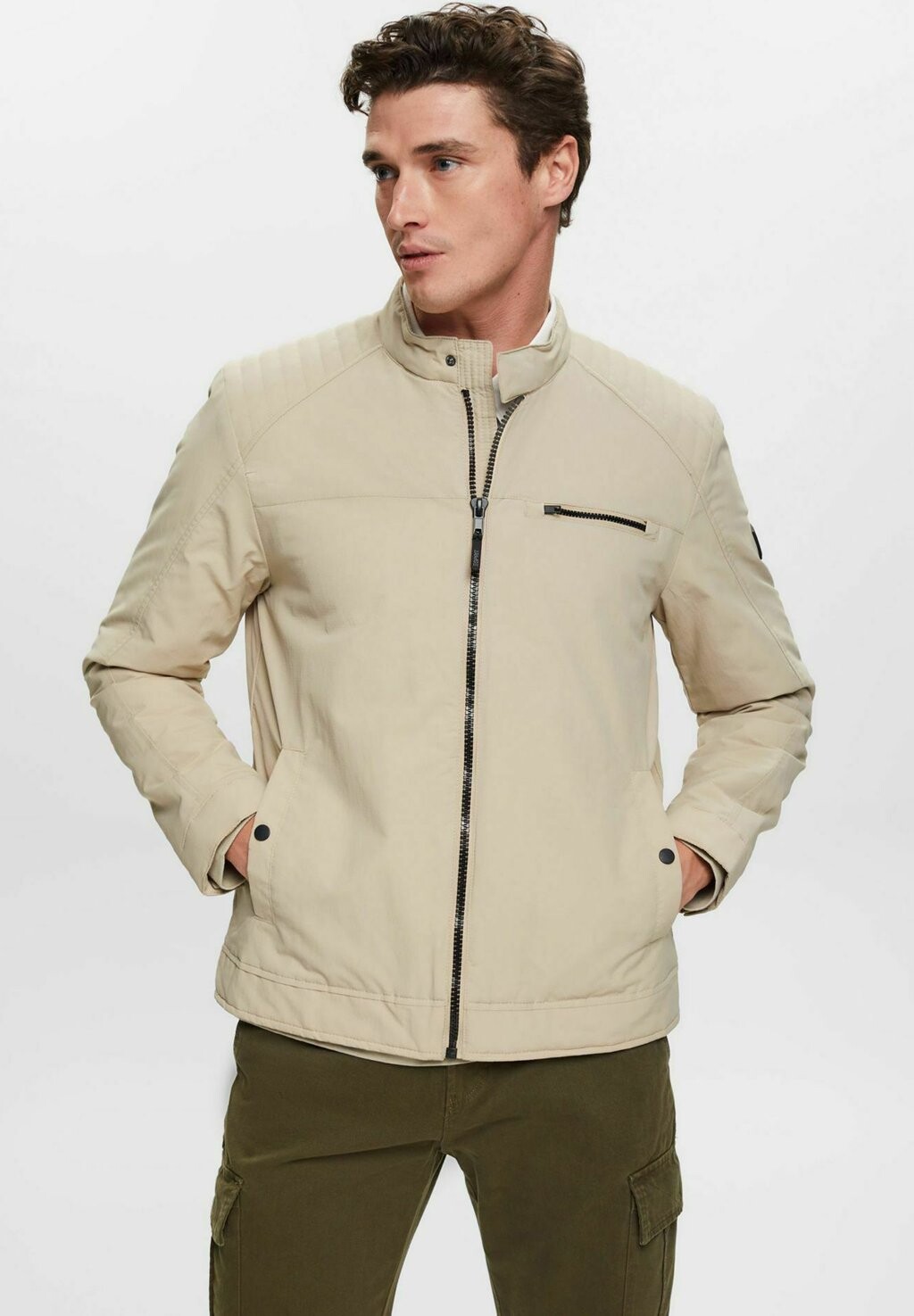 

Демисезонная куртка Esprit