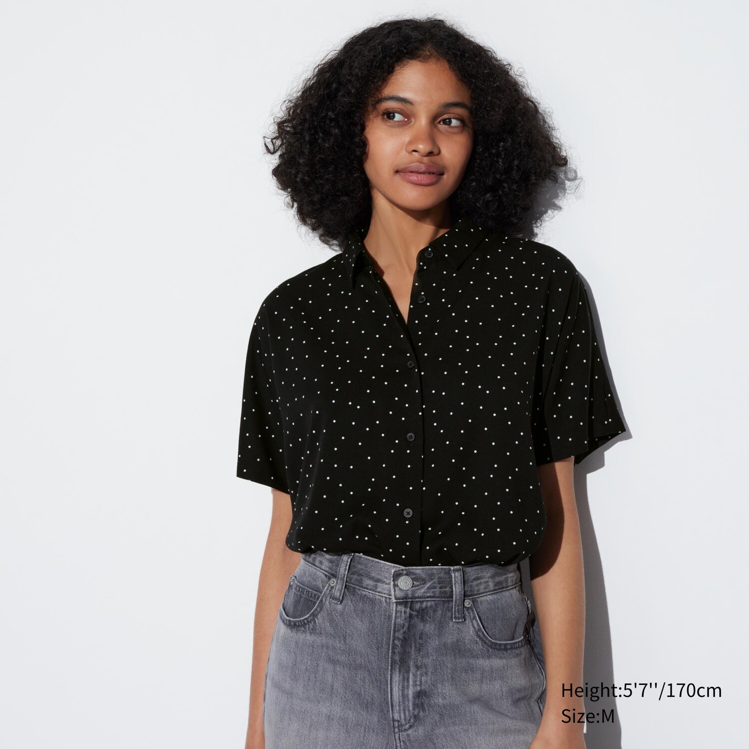 

Блузка UNIQLO из искусственного шелка с короткими рукавами с принтом, черный