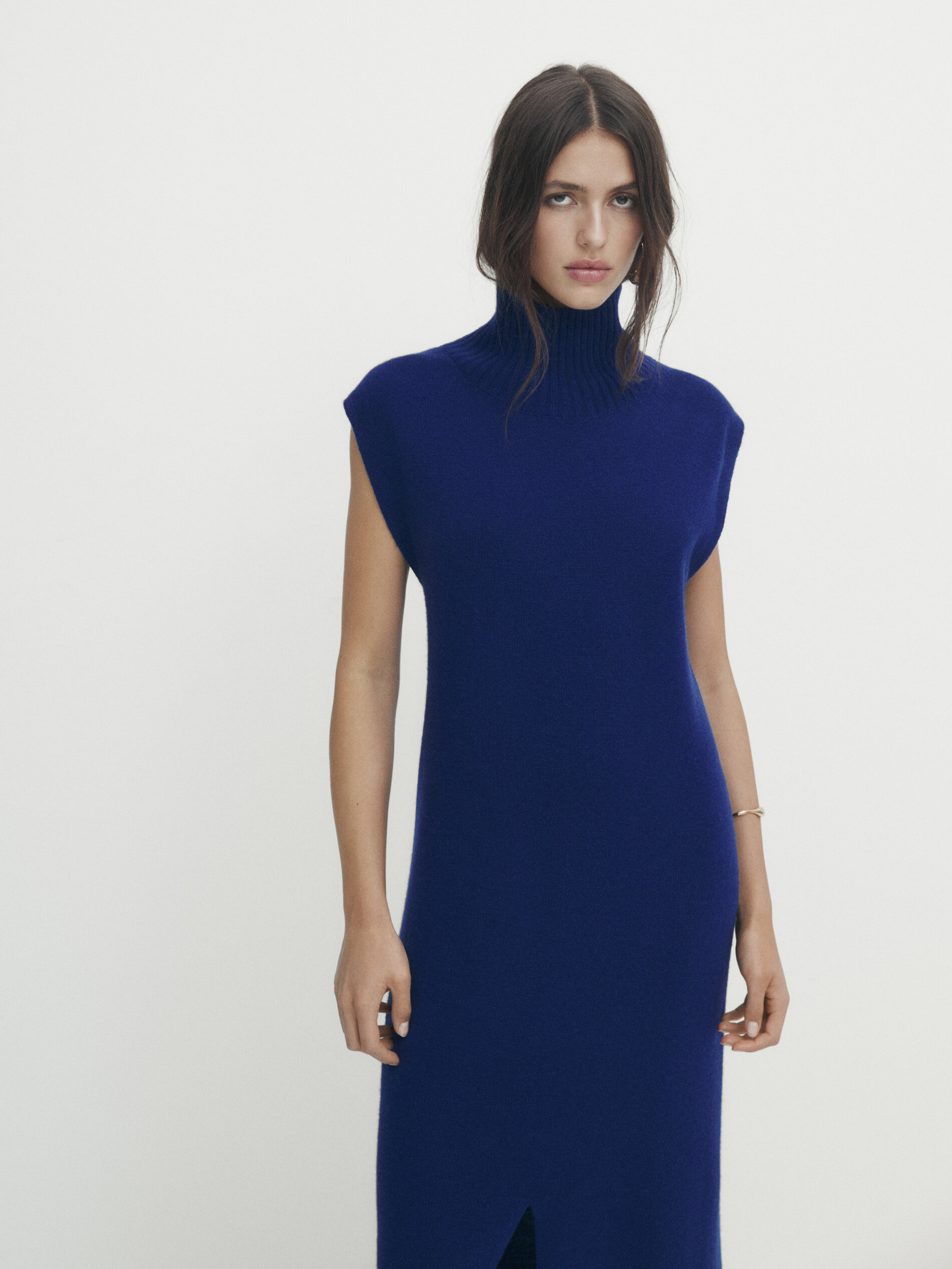 Трикотажное платье с высоким воротом и открытием Massimo Dutti, синий