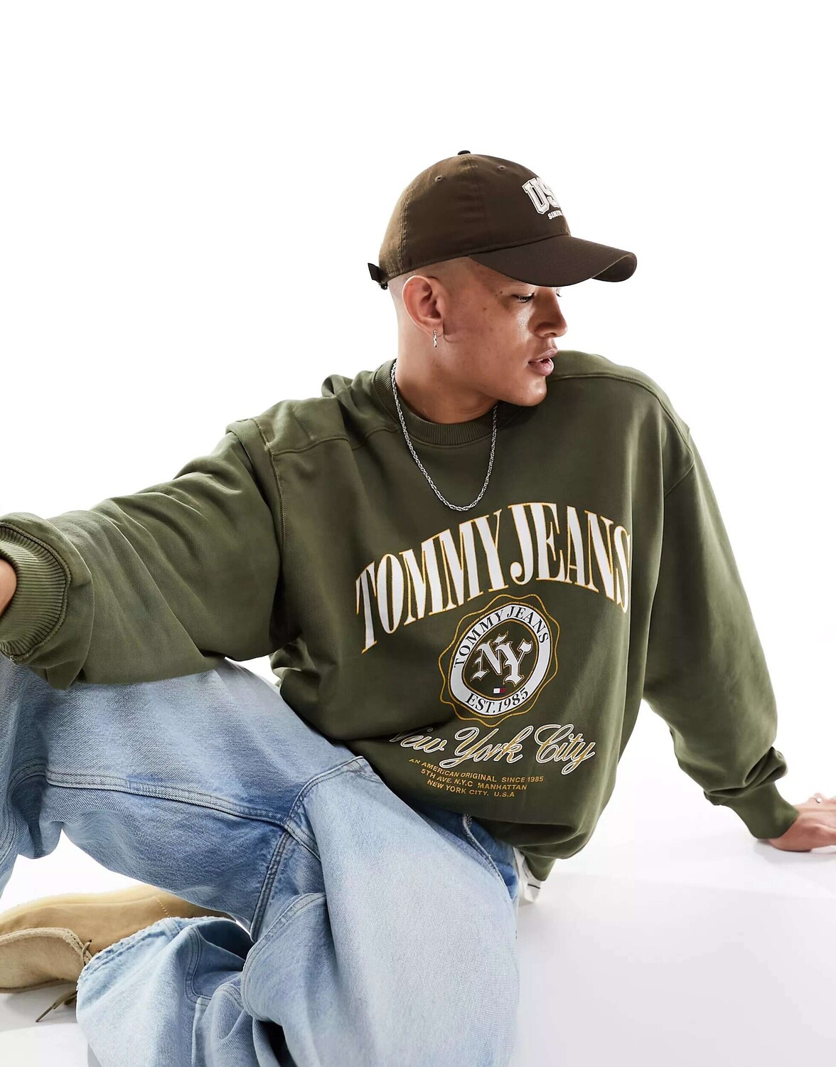 

Оливково-зеленый университетский свитшот с круглым вырезом Tommy Jeans