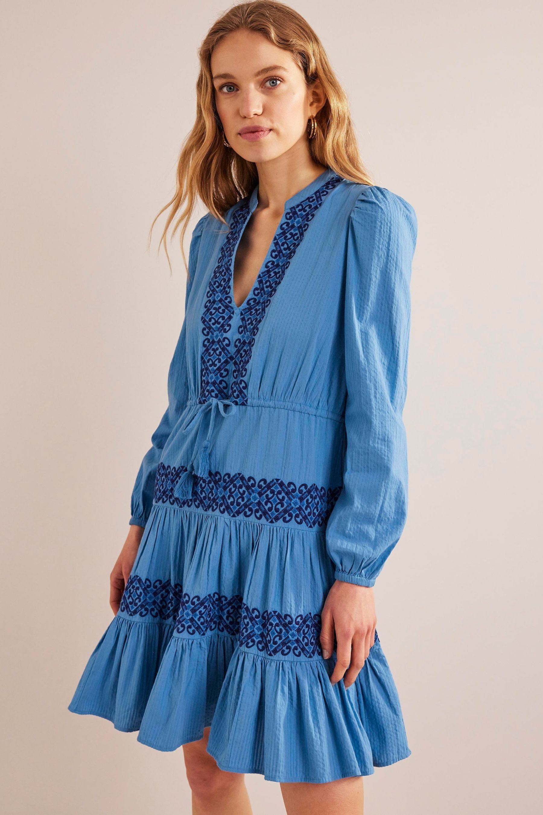 Многослойное платье с вышивкой Boden, синий