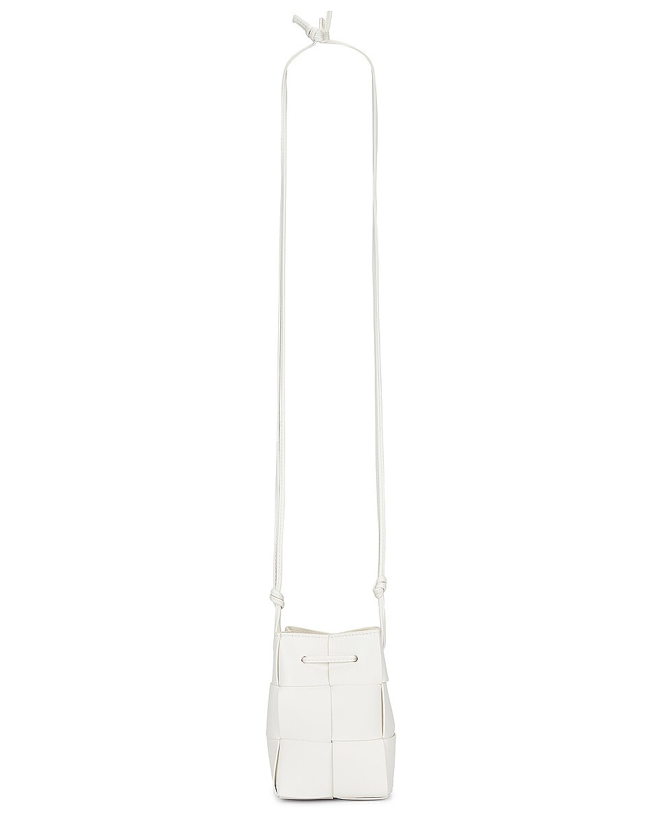 

Сумка Bottega Veneta Mini Crossbody Bucket, цвет White & Gold