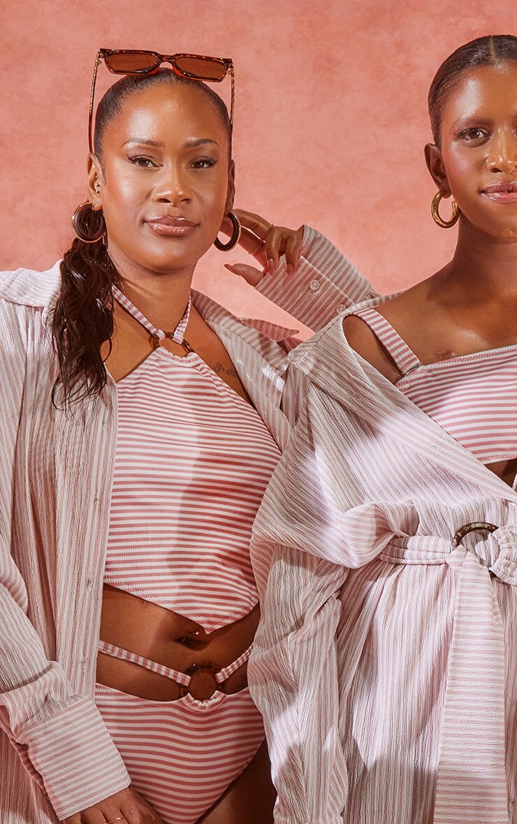 

PrettyLittleThing Плюс бежевый бикини-топ в рубчик с уплотнительным кольцом и V-образным вырезом спереди в полоску