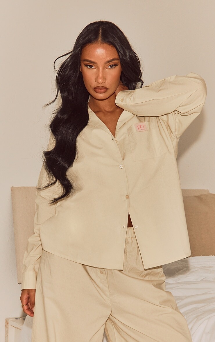 

PrettyLittleThing Овсяная хлопковая пижамная рубашка на пуговицах с длинными рукавами