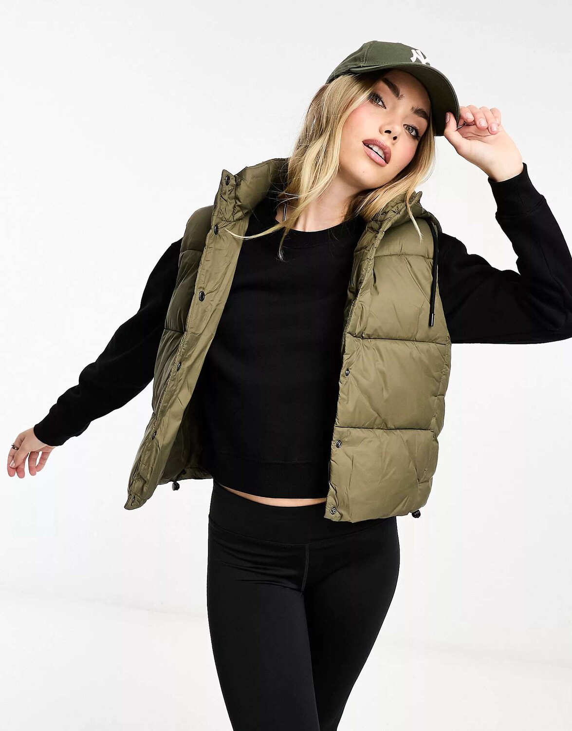 

Укороченный жилет с капюшоном New Look цвета хаки