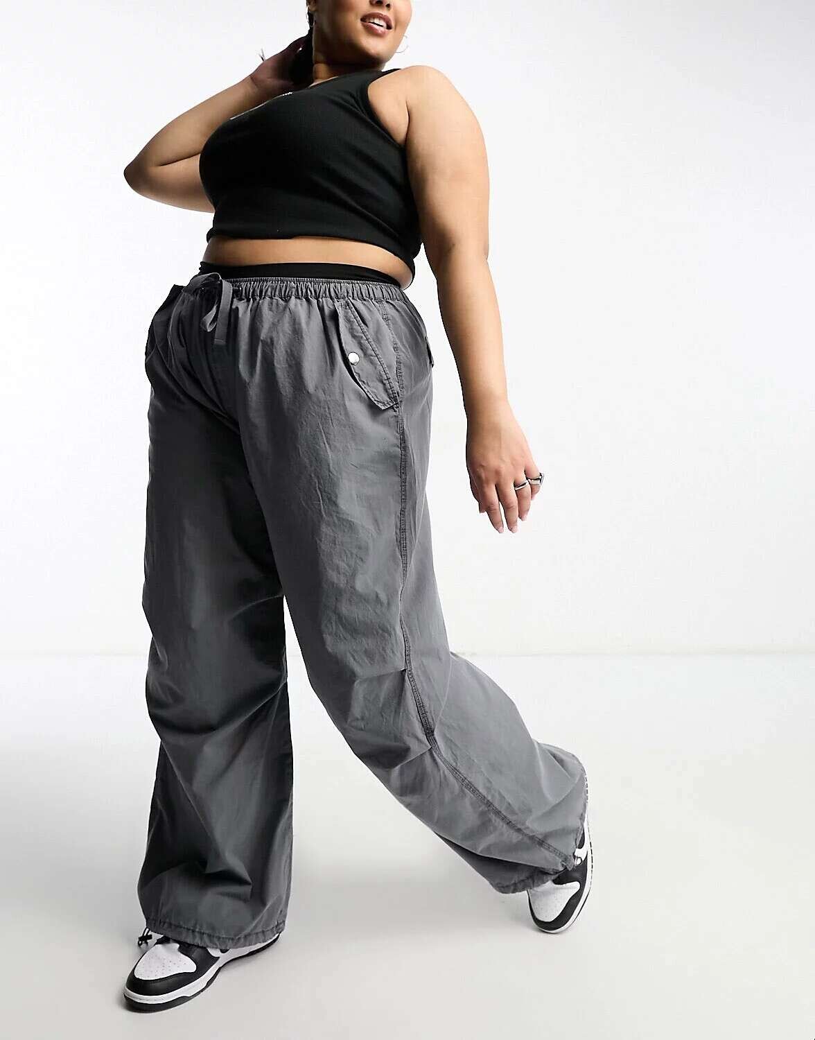

Серые брюки-карго с парашютом ASOS Curve, Серый