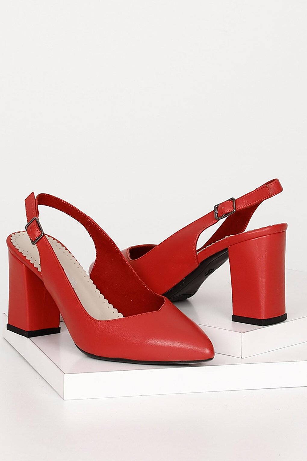 RED Женская летняя обувь из натуральной кожи с острым носком на высоком толстом каблуке с открытой спиной 24174 GÖNDERİ(R)