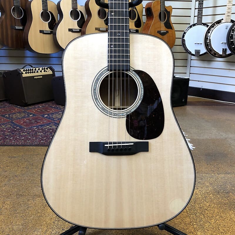 

Акустическая гитара Martin Custom D-28 Style Sitka Spruce/Flamed Koa Dreadnought Acoustic Guitar w/East Indian Rosewood Binding, Hard Case