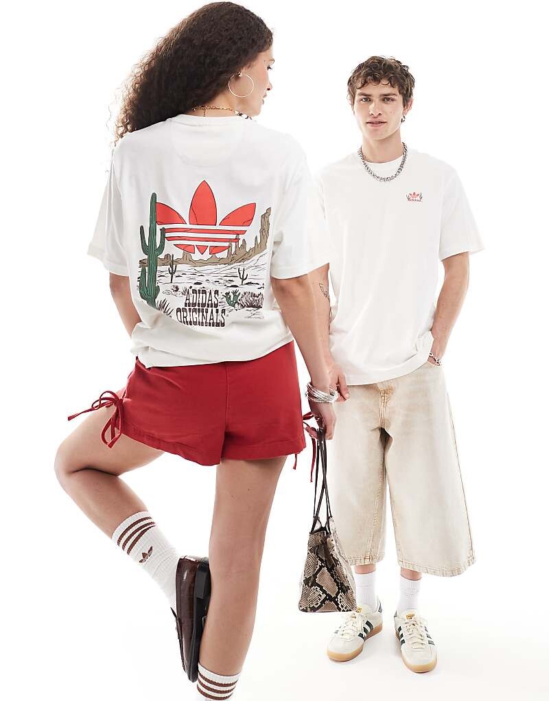

Бело-белая футболка adidas Originals – с принтом в стиле вестерн на спине