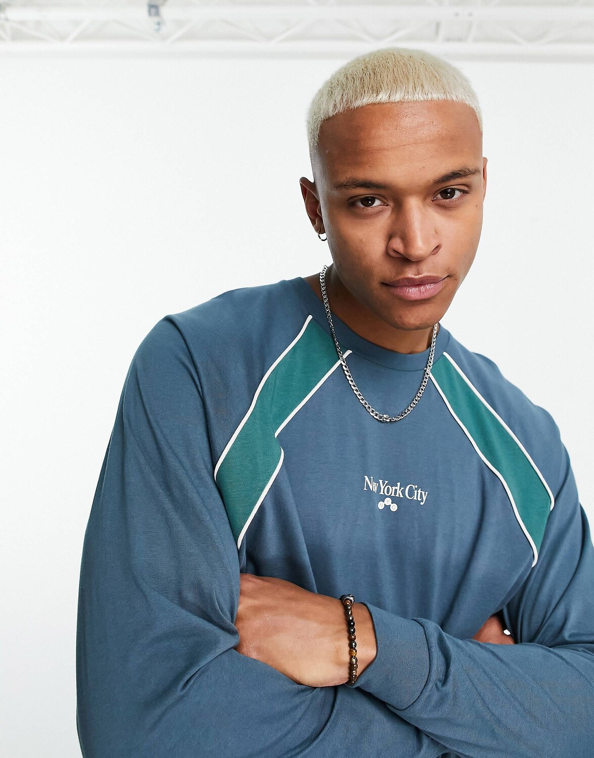 

Серая футболка в стиле оверсайз с длинными рукавами и регланом ASOS DESIGN в стиле колор-блок с принтом Нью-Йорка, Серый