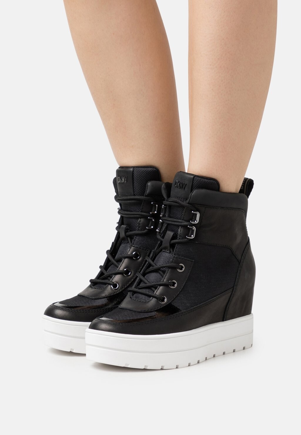 

Ботинки со шнурками DKNY COVE WEDGE, черный