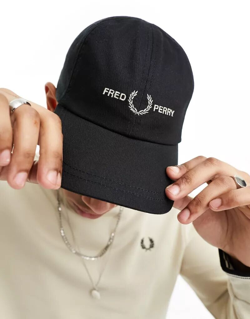 

Черная кепка Fred Perry из твила