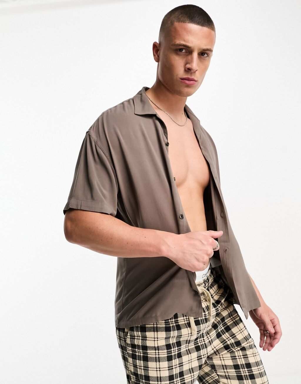 

Коричневая вискозная рубашка с короткими рукавами и воротником-стойкой Jack & Jones Essentials