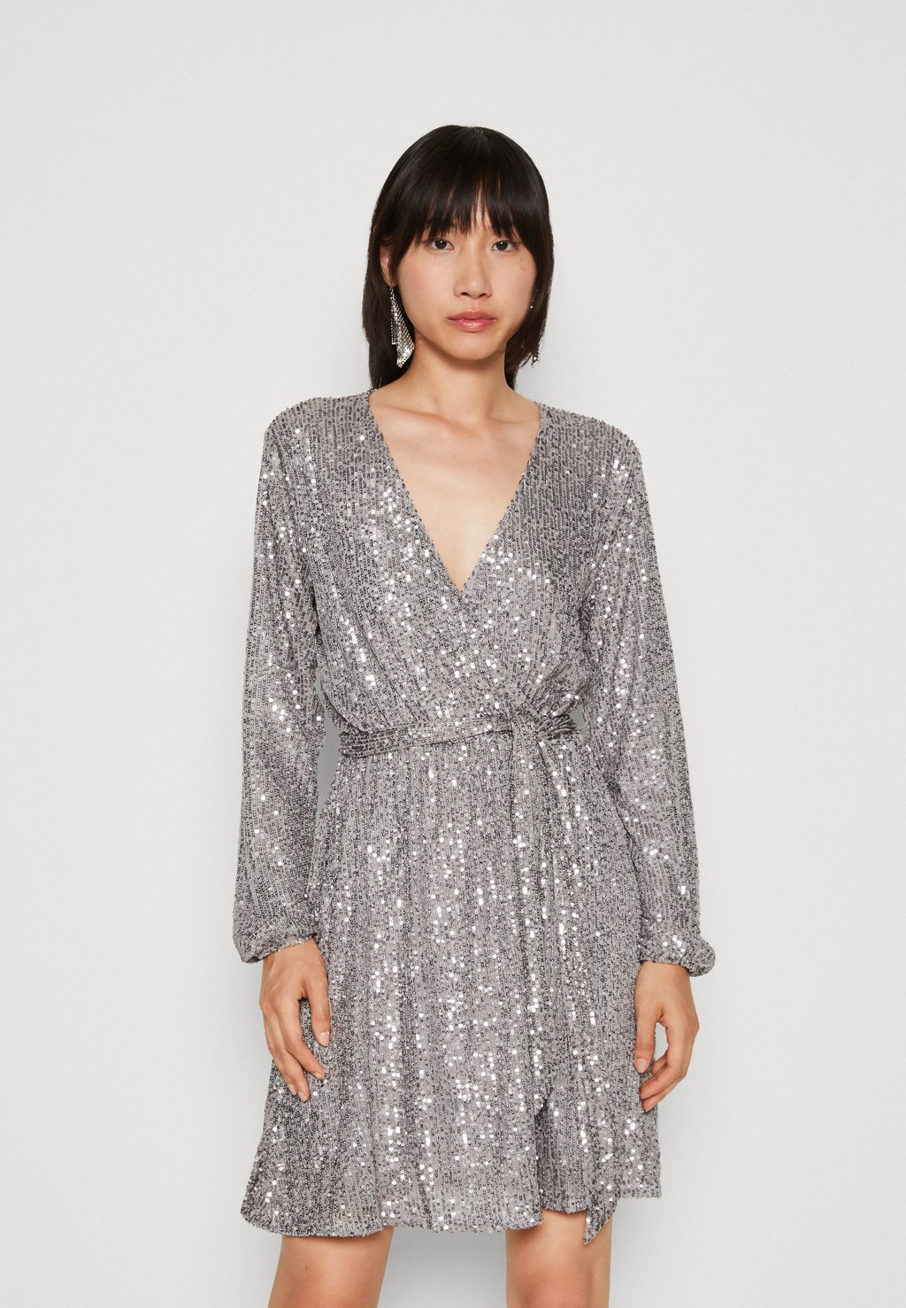 

Коктейльное/праздничное платье ONLANA SEQUINS WRAP DRESS ONLY, цвет gull