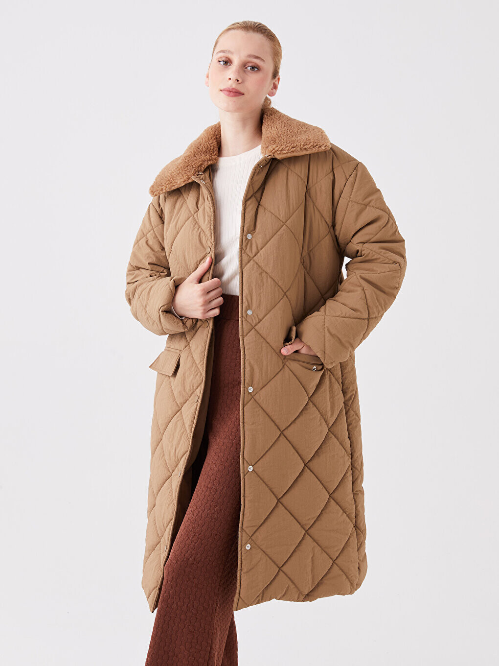 

Стеганое женское пуховое пальто с рубашечным воротником LCW Modest, бафф
