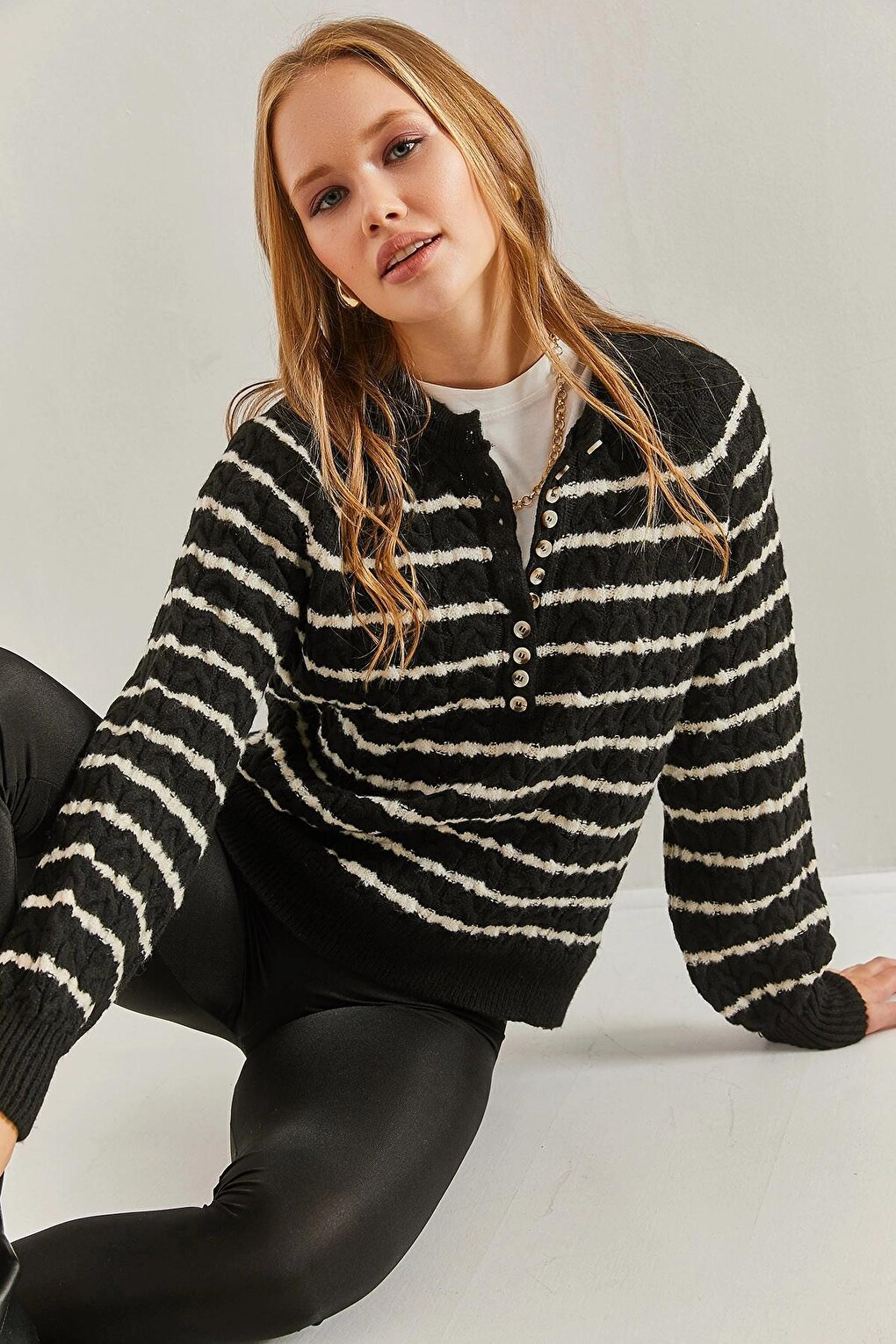 Женский полосатый трикотажный свитер с плетеным воротником и пуговицами SHADE, черно-белый