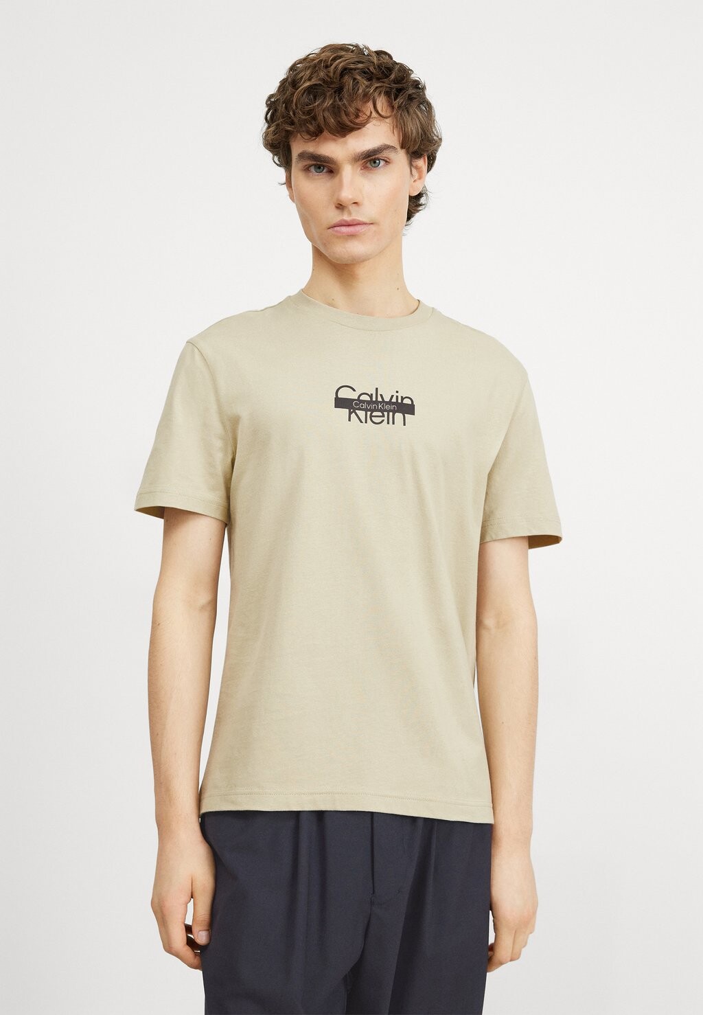 

Футболка с принтом Cut Through Logo Calvin Klein, цвет eucalyptus
