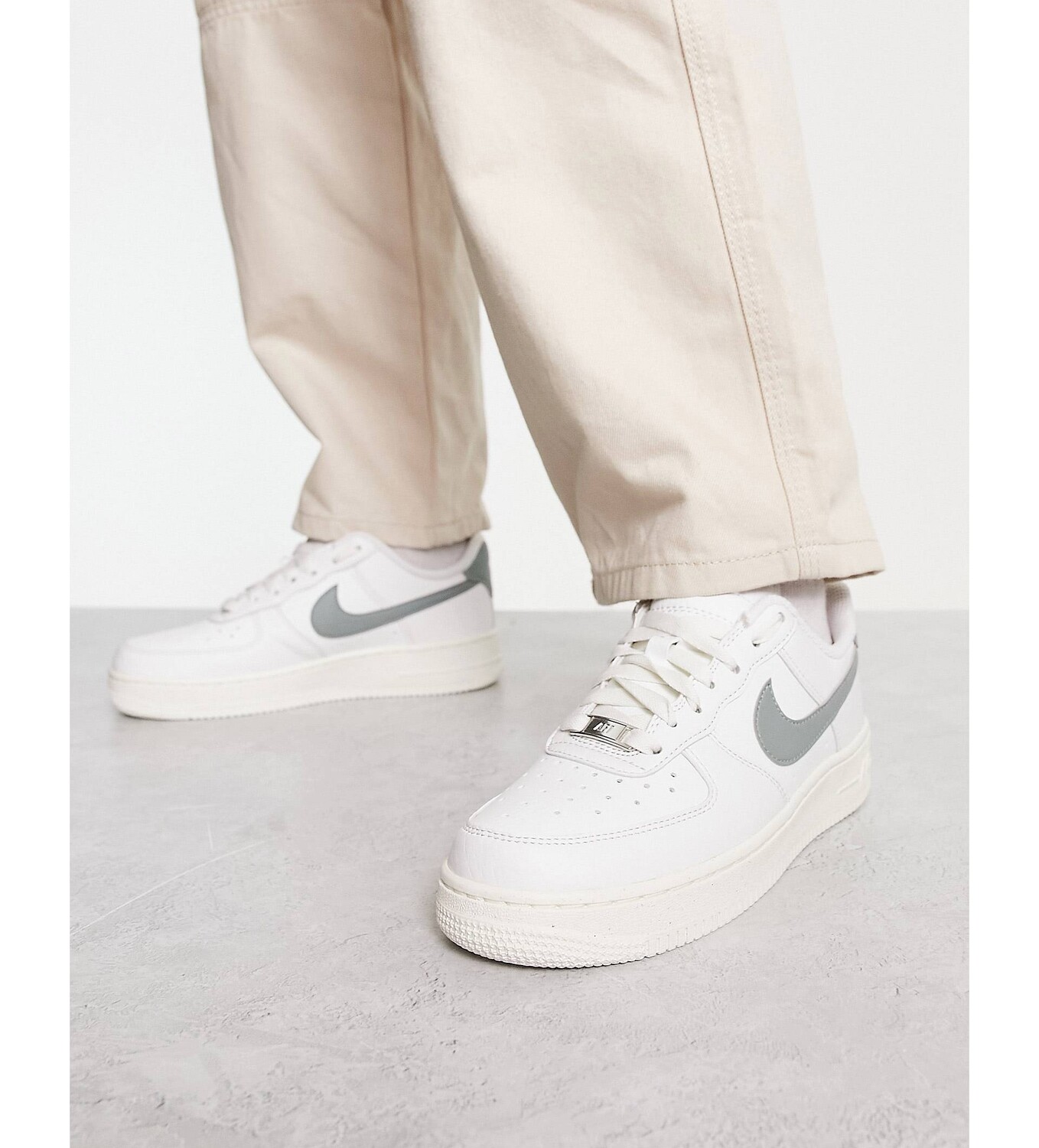 

Белые и бледно-серые кроссовки Nike AF1 '07 Next, Белый