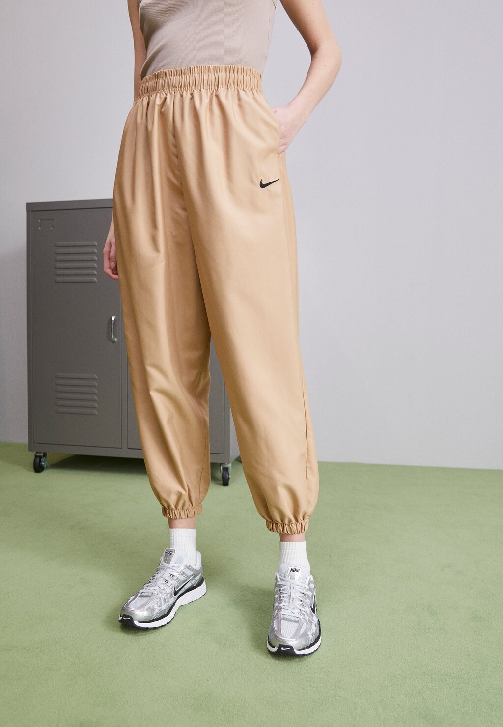 

Спортивные брюки Nike, бежевый/черный