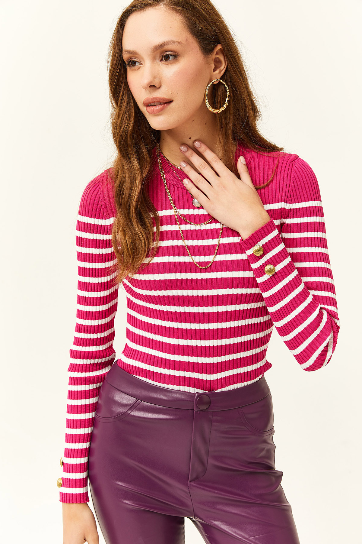 Женская трикотажная блузка цвета фуксии в полоску с манжетами на пуговицах и лайкрой Olalook, розовый