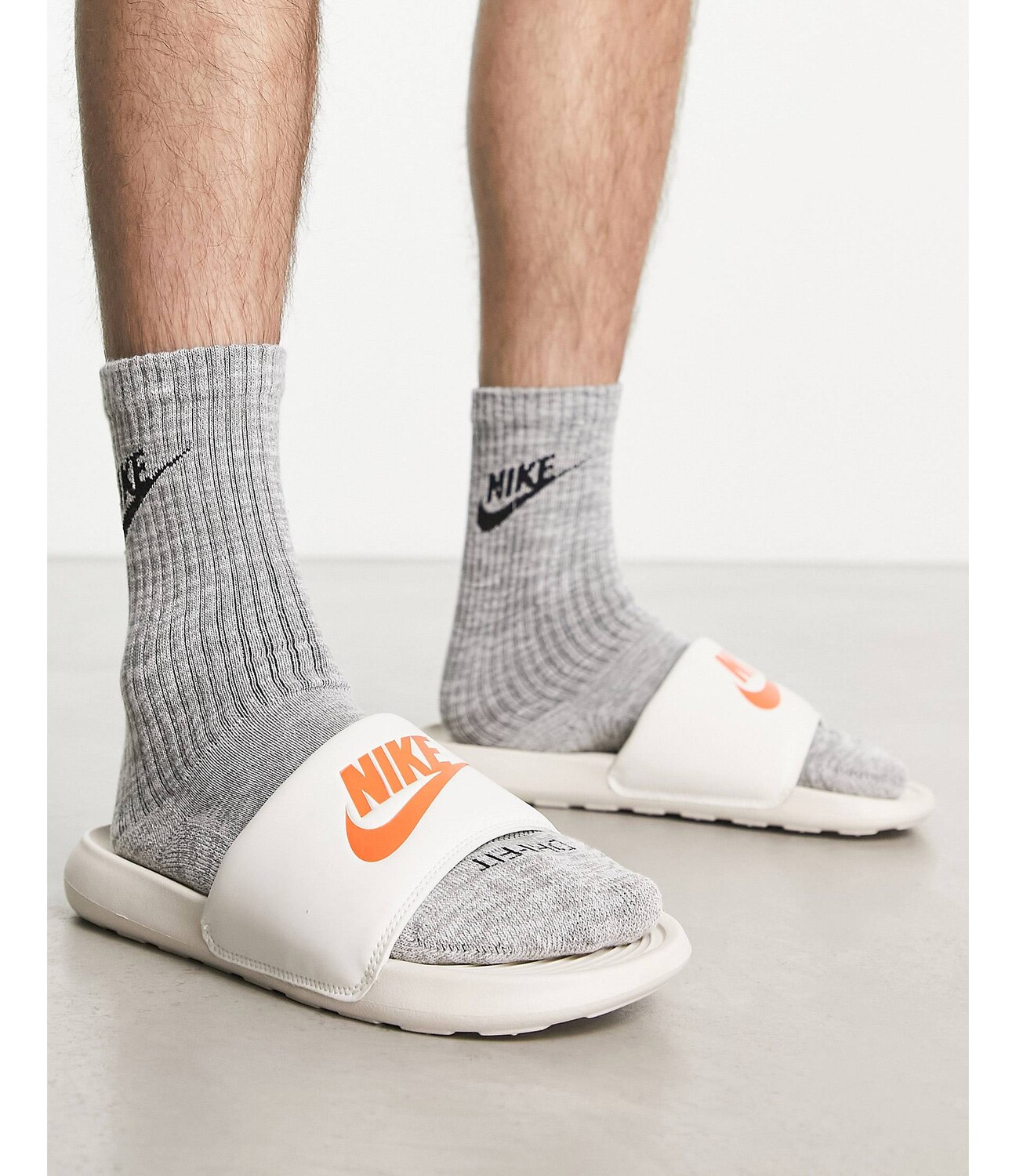 

Белые и оранжевые шлепанцы Nike Victori