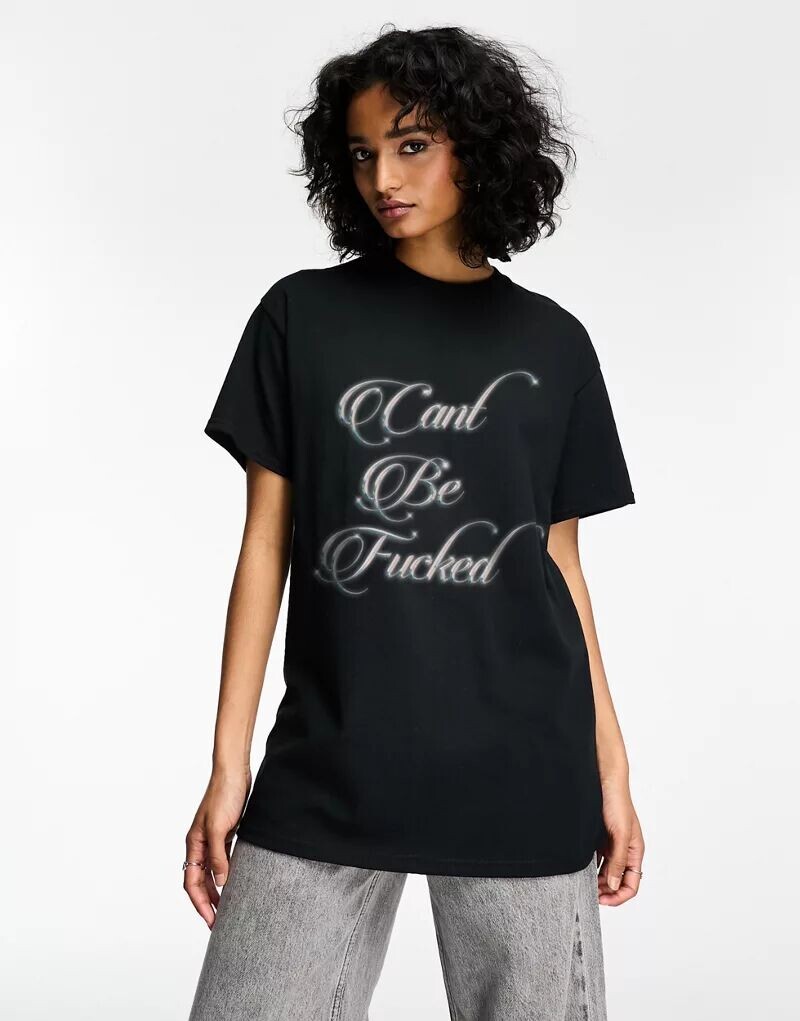 

Черная оверсайз-футболка ASOS с хромированным принтом «Can’t Be Fucked»