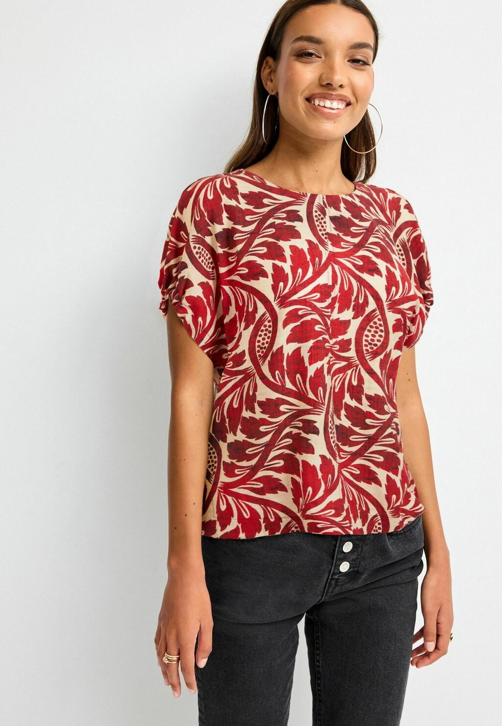 

Блузка GATHERED SHORT SLEEVE BOXY PETITE Next, цвет red ecru leaf print
