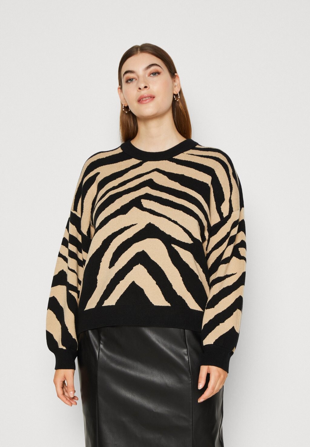 

Свитшот Noisy May Curve NMCHARLOTT O NECK CURVE, цвет black/beige