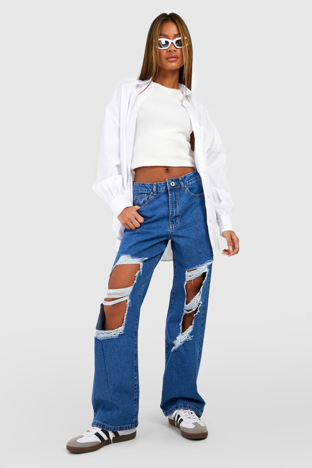

Рваные джинсы бойфренды basics средней посадкой Boohoo, синий