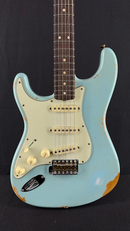 Электрогитара Fender Custom Shop Left-Handed 1963 Heavy Relic Strat in Faded Daphne Blue