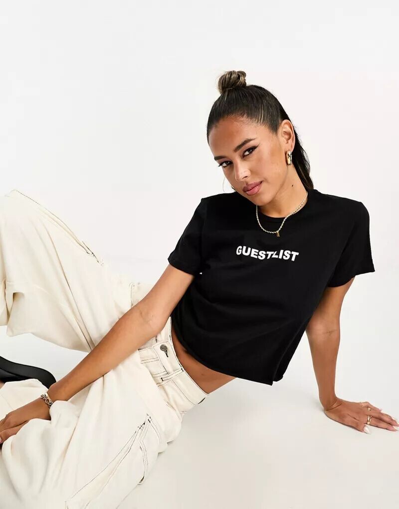 

Черная детская футболка с изображением списка гостей ASOS