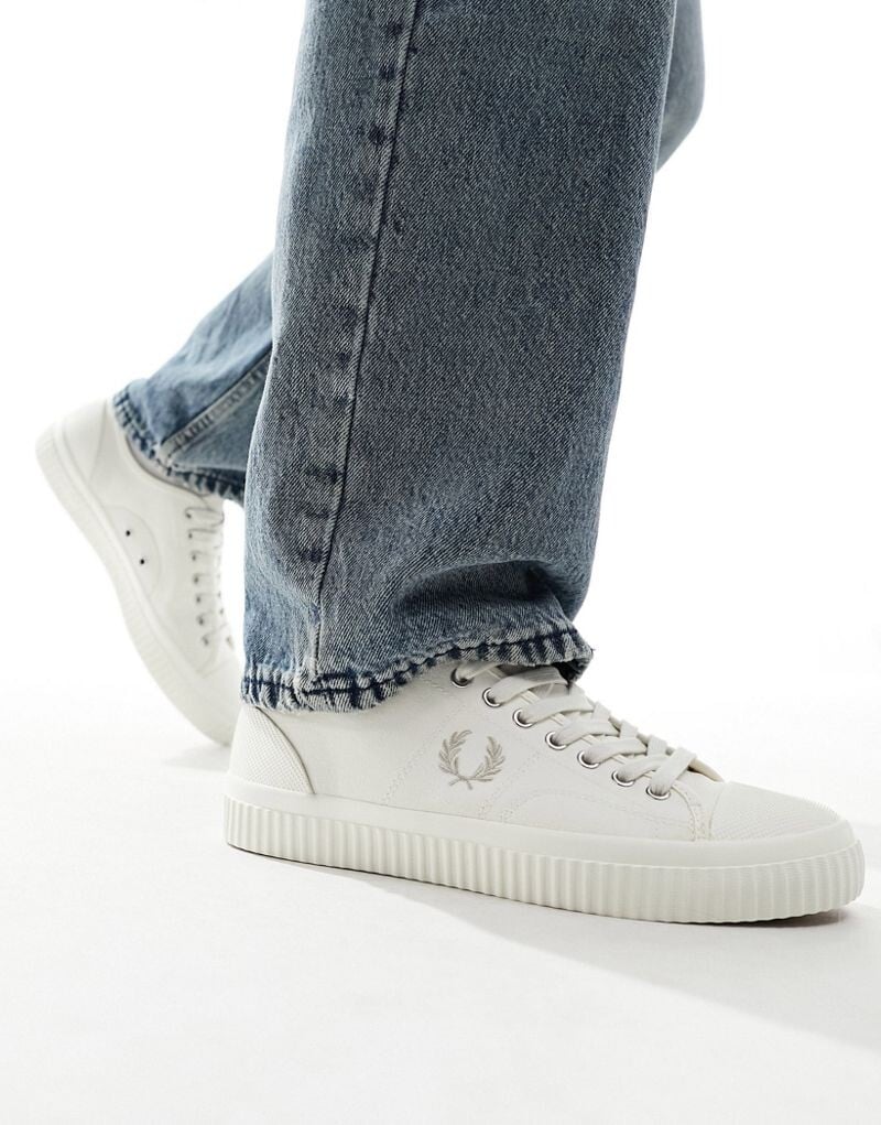 Белые низкие кеды Fred Perry Hughes из парусины