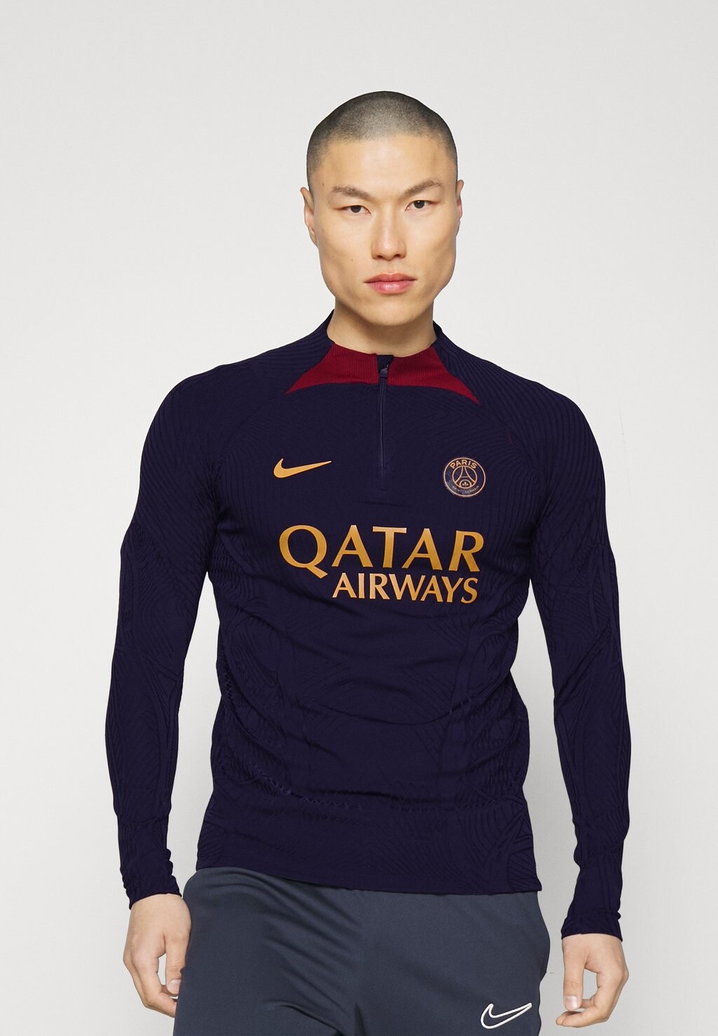 

Спортивная футболка Nike Paris St Germain Strike Elite Drill Top, замша чернено-синий / золотистый