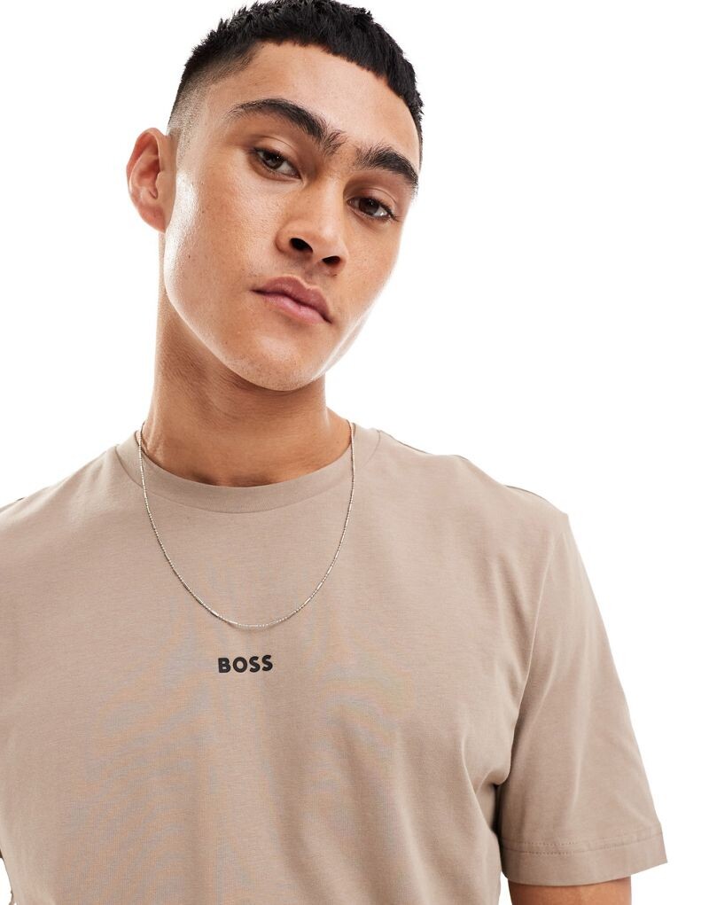 

Коричневая футболка с логотипом BOSS TChup
