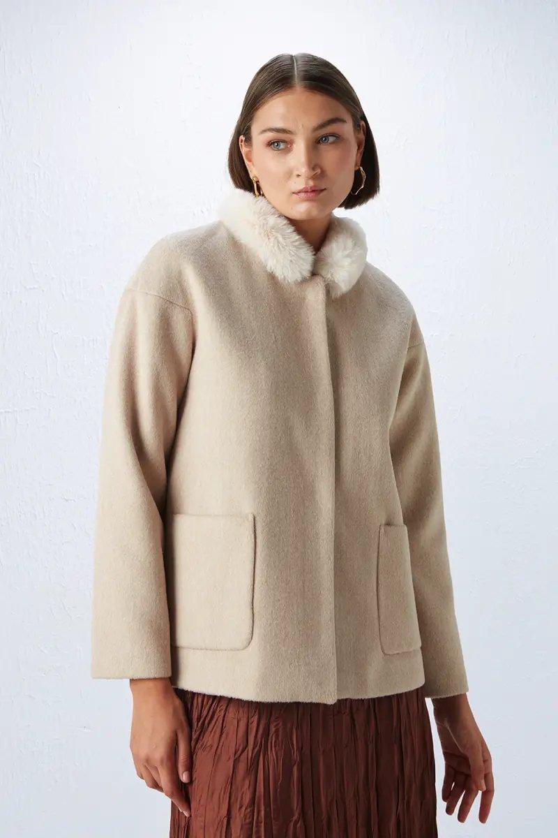 Пальто с искусственным мехом Gusto, бежевый корейское пальто с искусственным лисьим мехом осенне зимнее новое женское модное теплое короткое пальто с искусственным мехом свободное