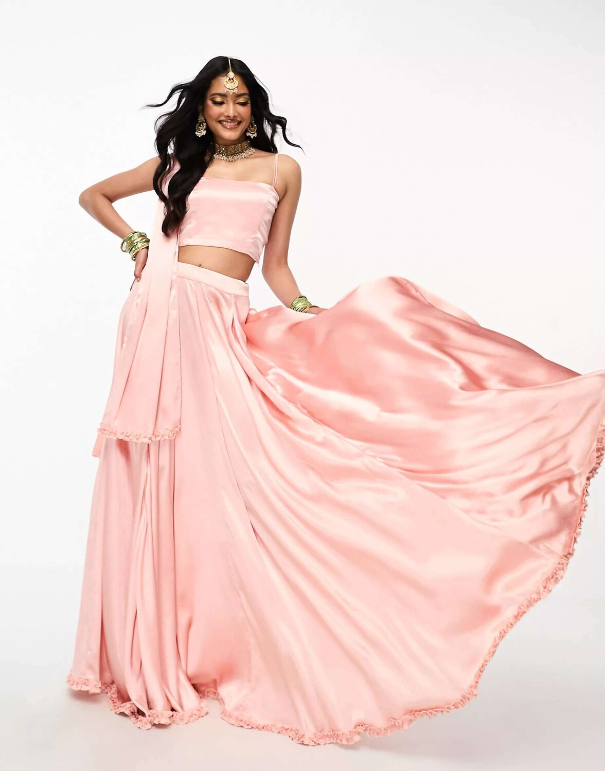 

Персиковая расклешенная юбка и шарф с оборками Kanya London Bridesmaid Lehenga