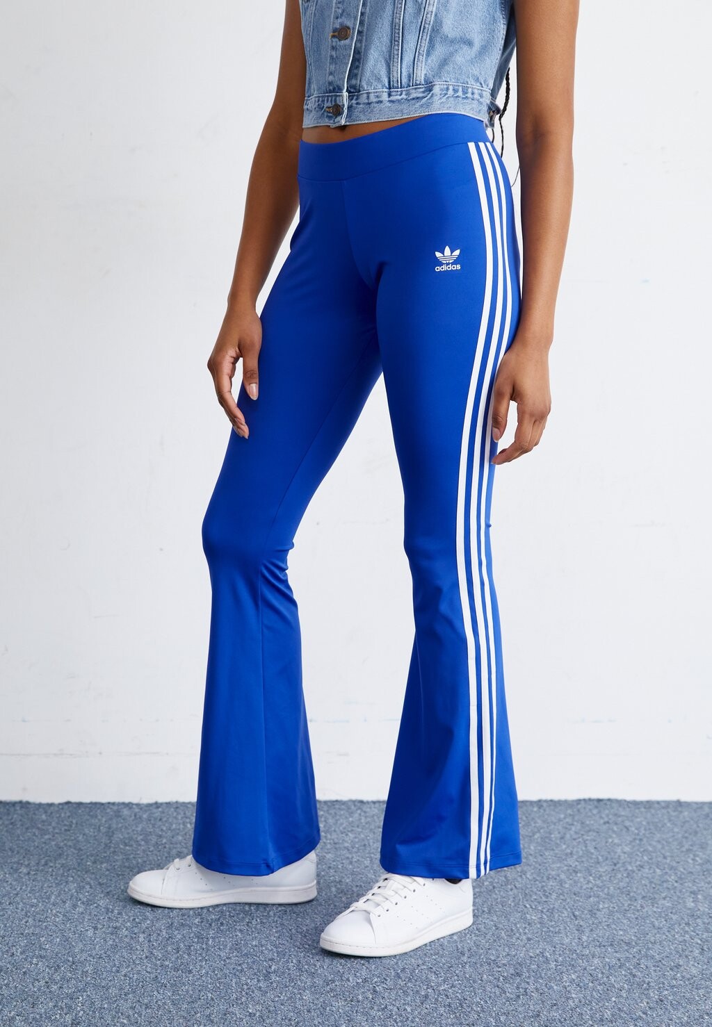 

Брюки для бега FLARED adidas Originals, цвет semi lucid blue