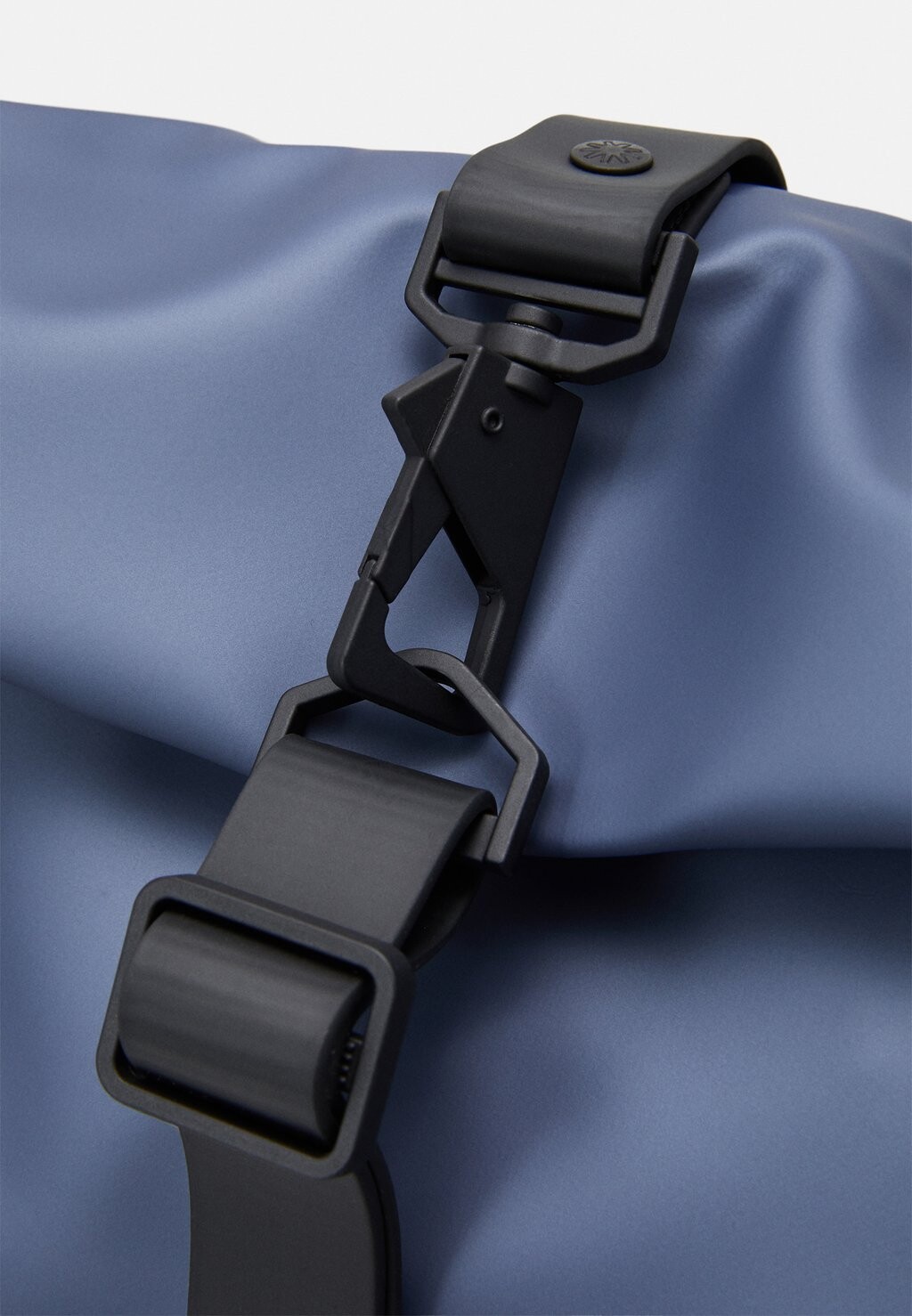 

Рюкзак ROLLTOP LARGE UNISEX Rains, синий металлик