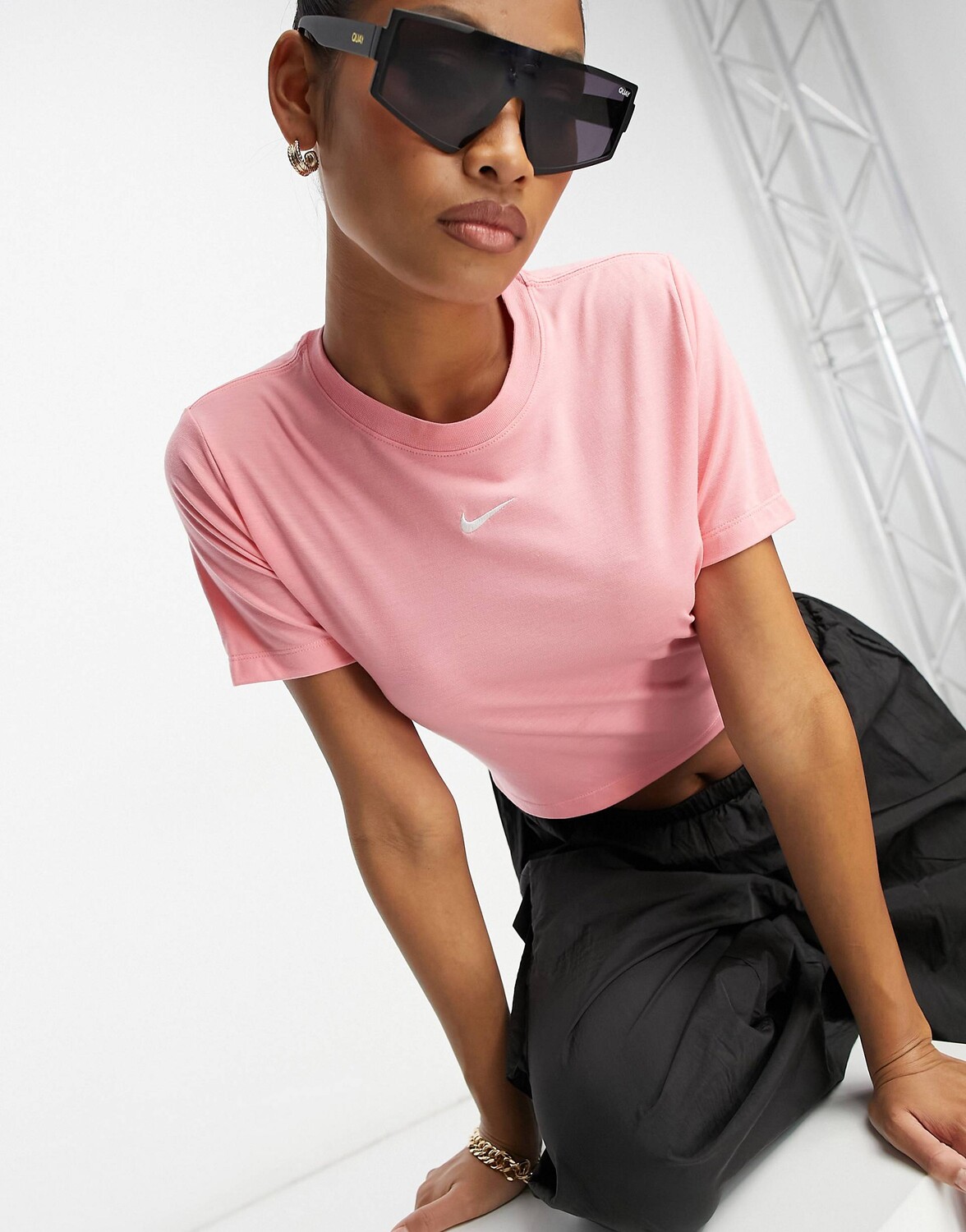 

Кораллово-розовая укороченная футболка с мини-галочкой Nike Essential, Розовый