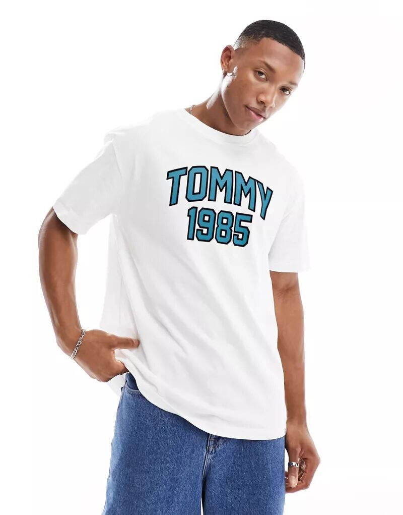 

Белая университетская спортивная футболка Tommy Jeans