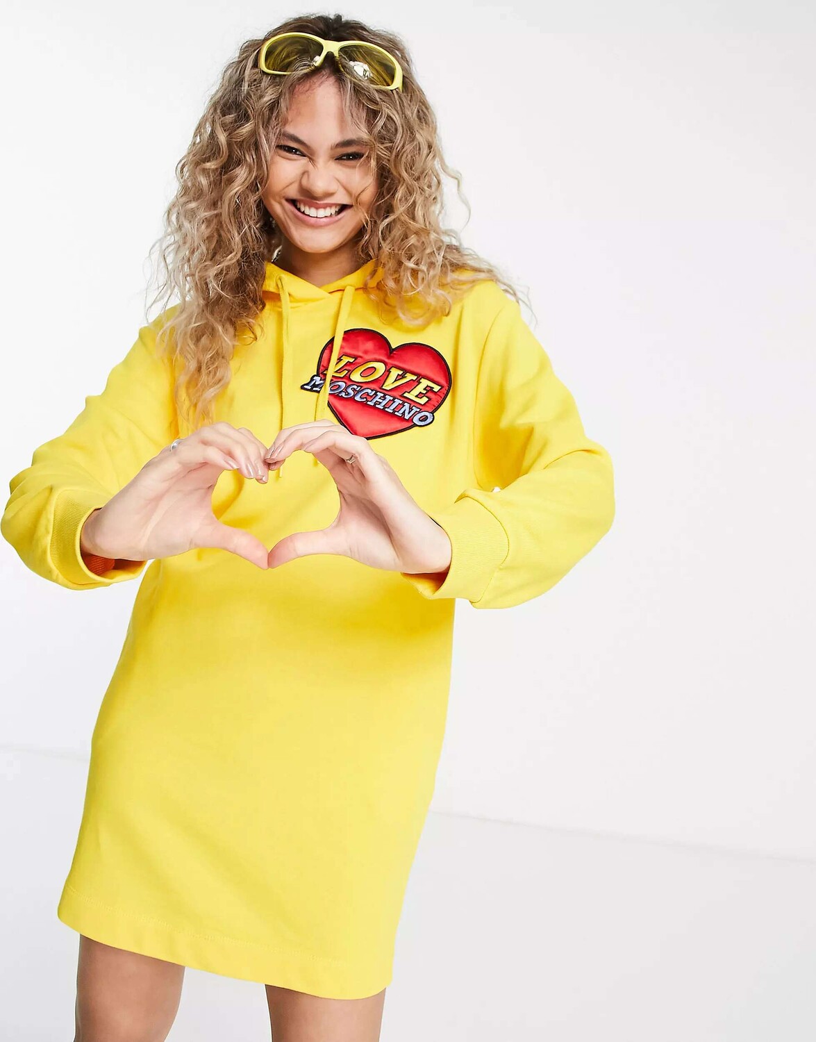 

Желтое платье-худи с нашивкой-логотипом Love Moschino, Желтый