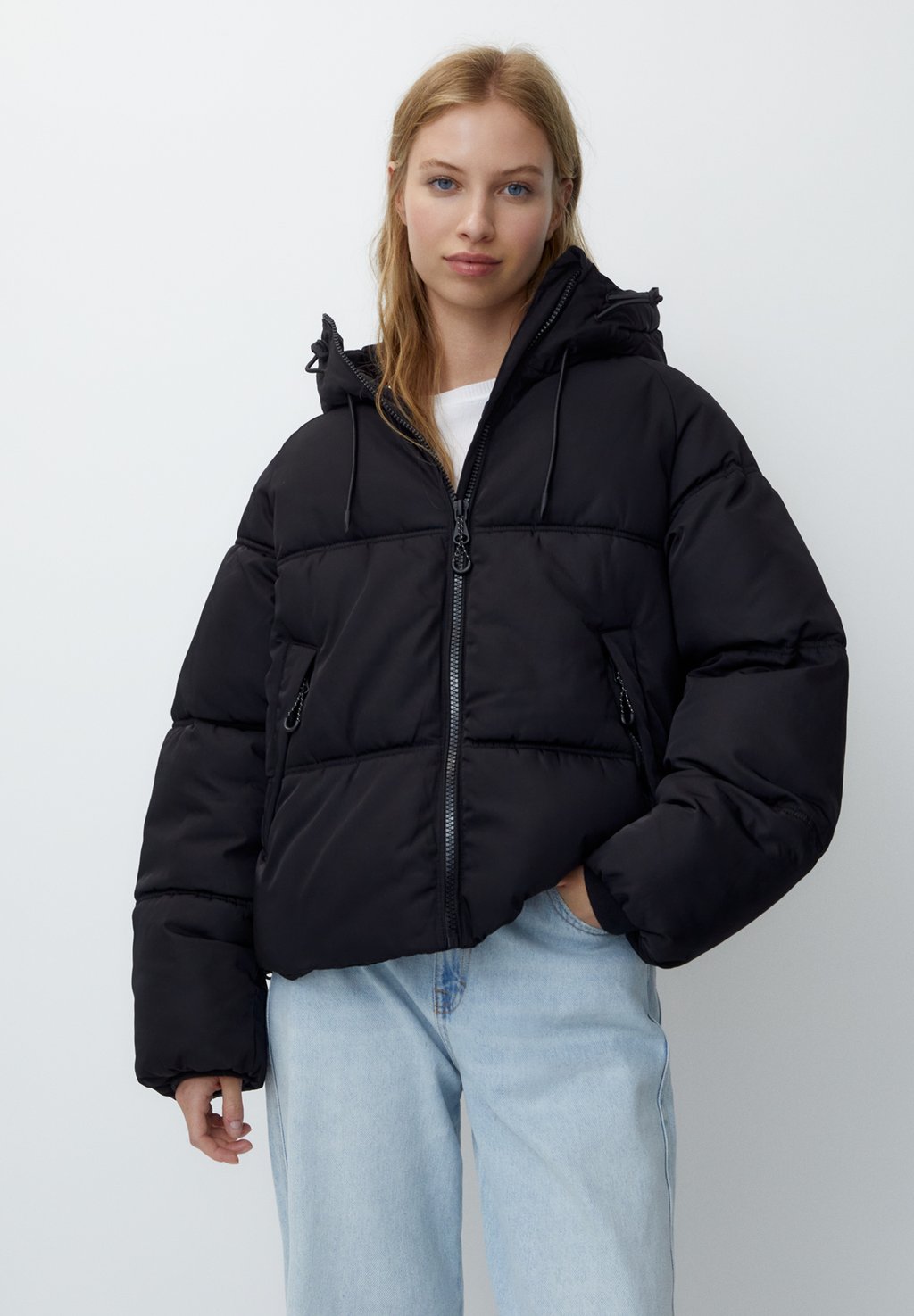 цена Зимняя куртка Hooded Puffer With Pockets PULL&BEAR, черный