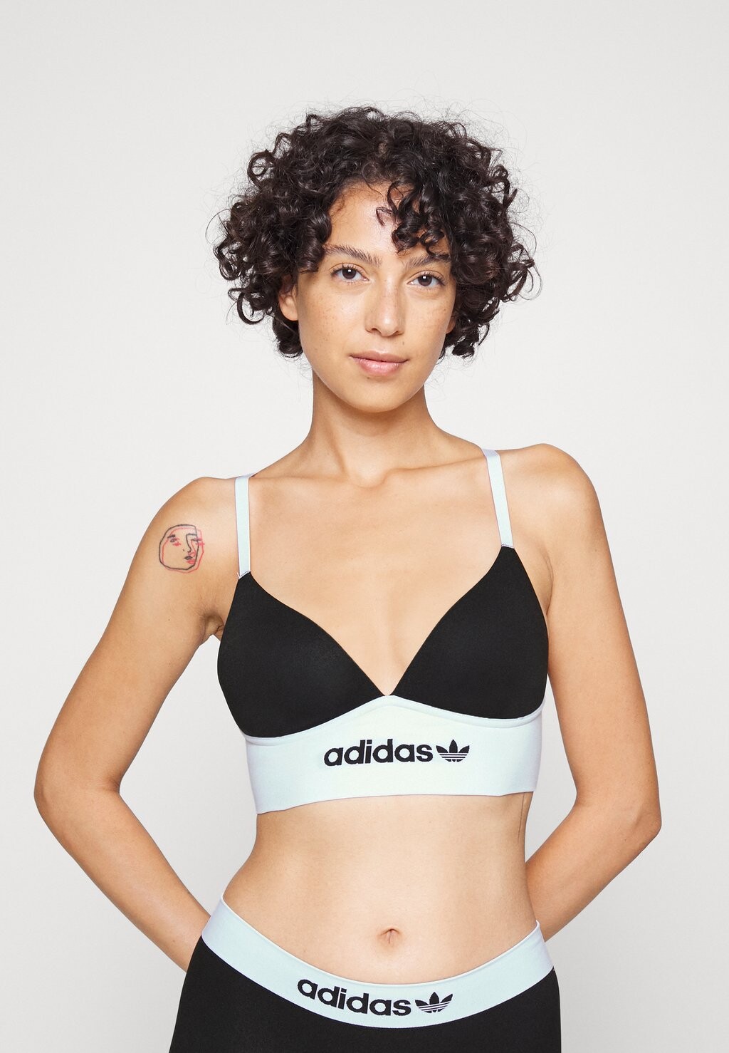 

Бюстгальтер с треугольными чашечками adidas Originals, черный