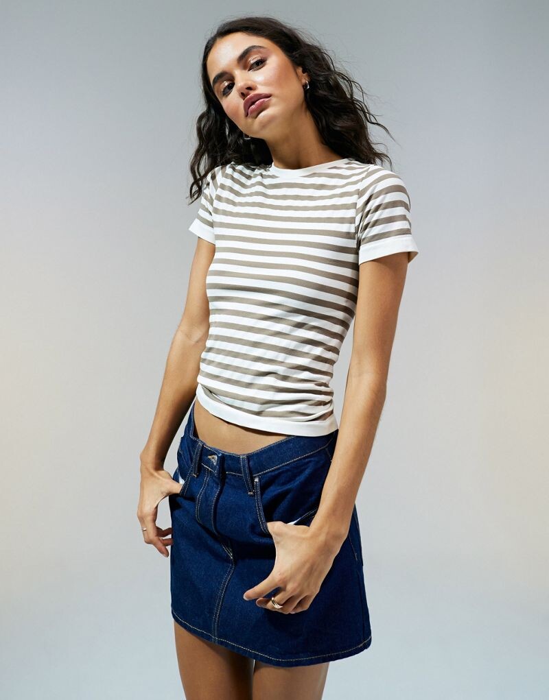 

Бесшовная футболка с рельефным узором в нейтральную полоску ASOS DESIGN