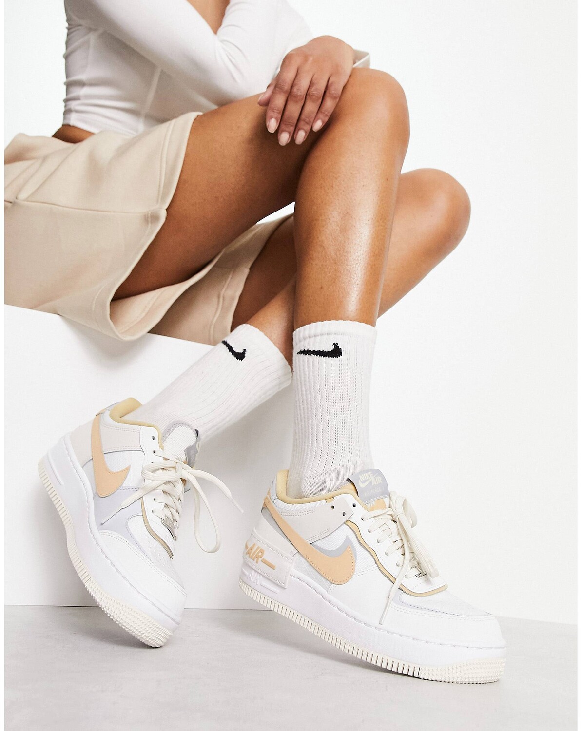 

Кроссовки Nike Air Force 1 Shadow белого цвета с кунжутом