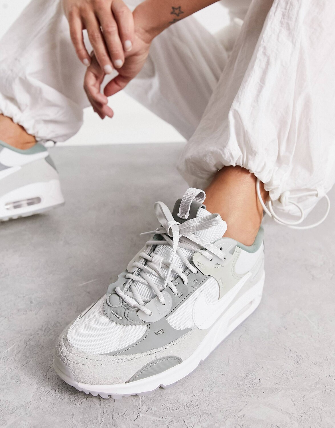 

Серые кроссовки Nike Air Max 90 Futura