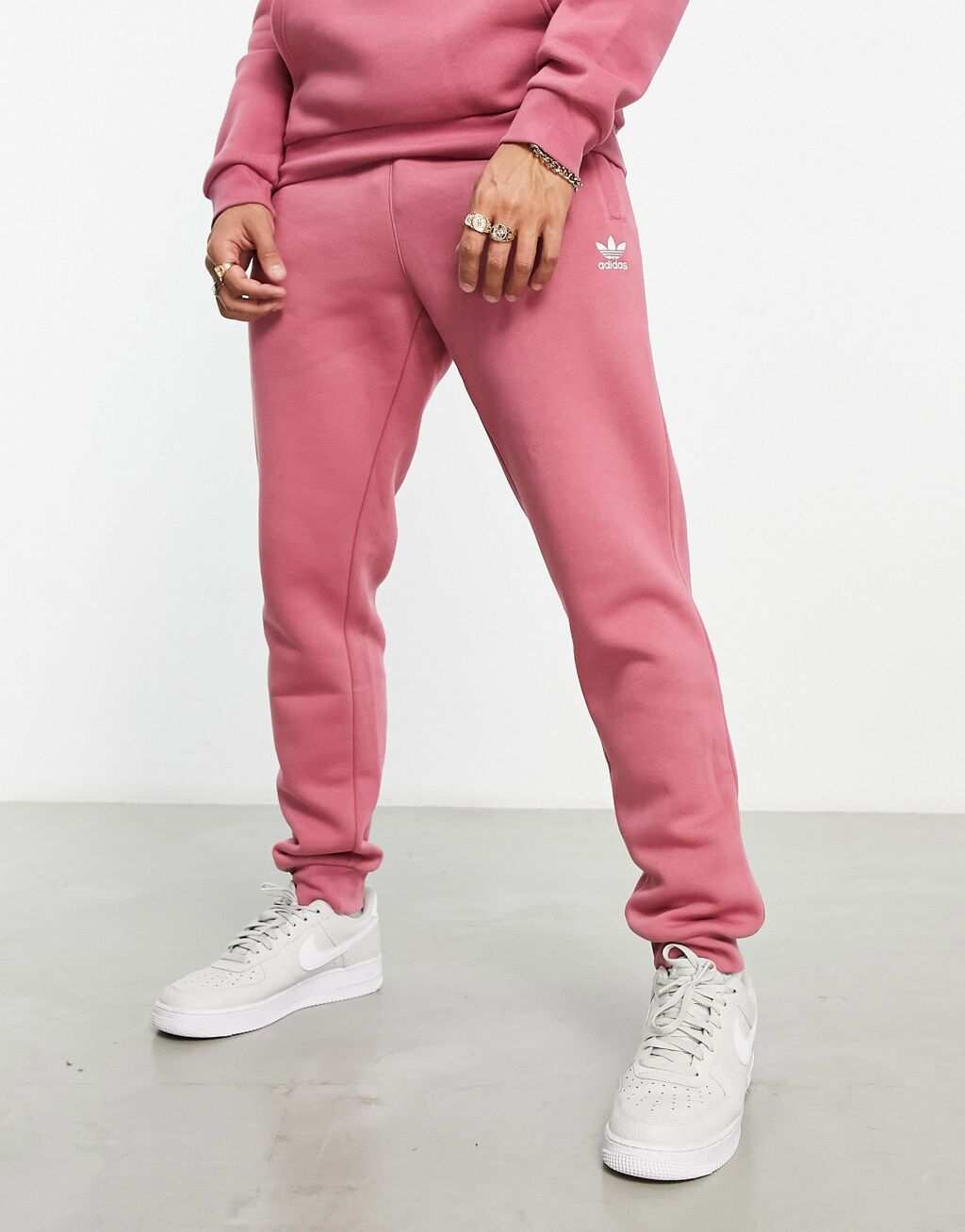 

Пыльно-розовые джоггеры с логотипом adidas Originals Trefoil Essentials