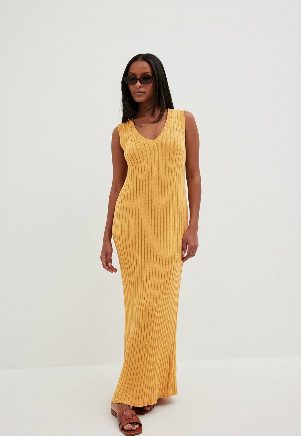 

Свободное платье NA-KD MIT V-AUSSCHNITT, цвет light orange
