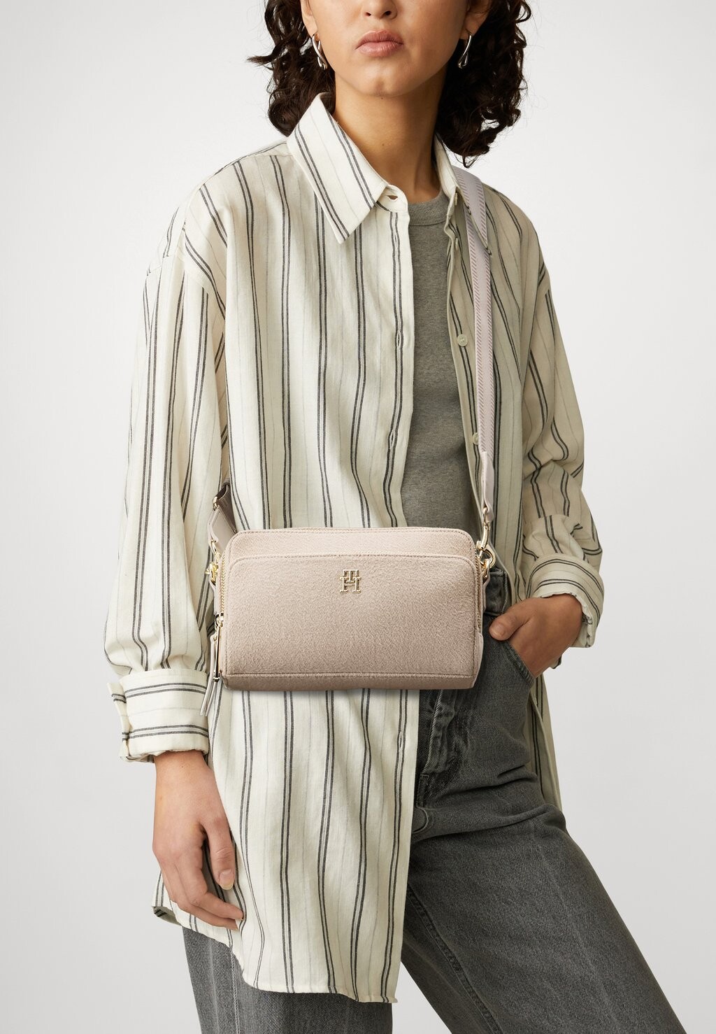 

Сумка через плечо Tommy Hilfiger