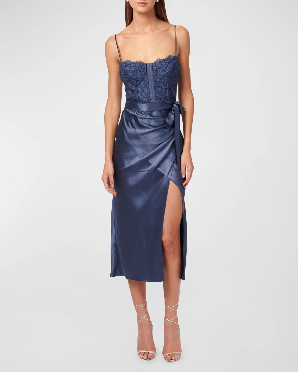 

Платье миди с кружевной атласной юбкой и запахом Tricia Bustier Cami NYC, цвет Stonewash